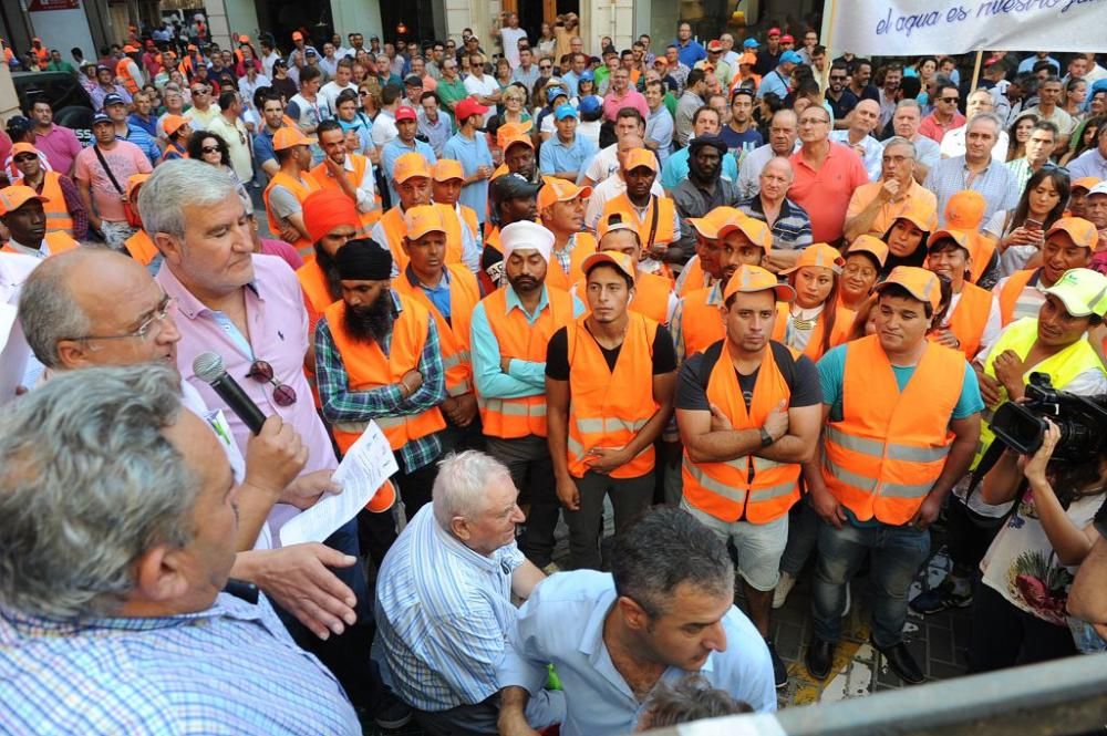 Gran protesta de los agricultores frente a la CHS