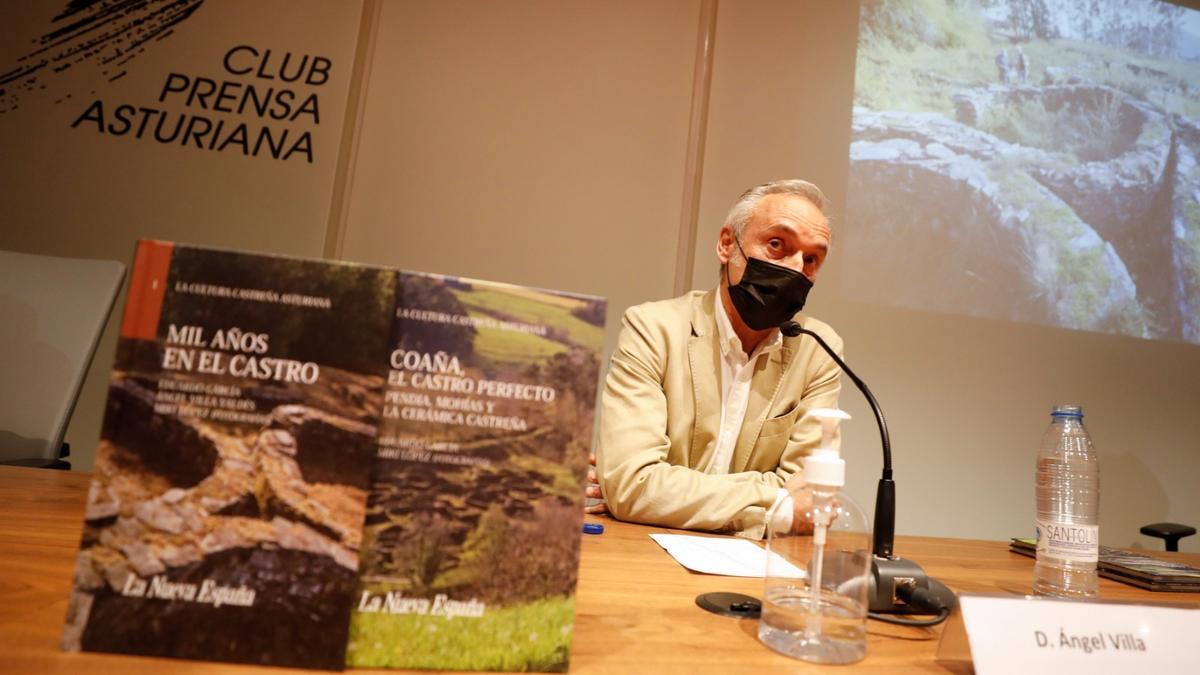 El arqueólogo Ángel Villa en un momento de la presentación de la colección