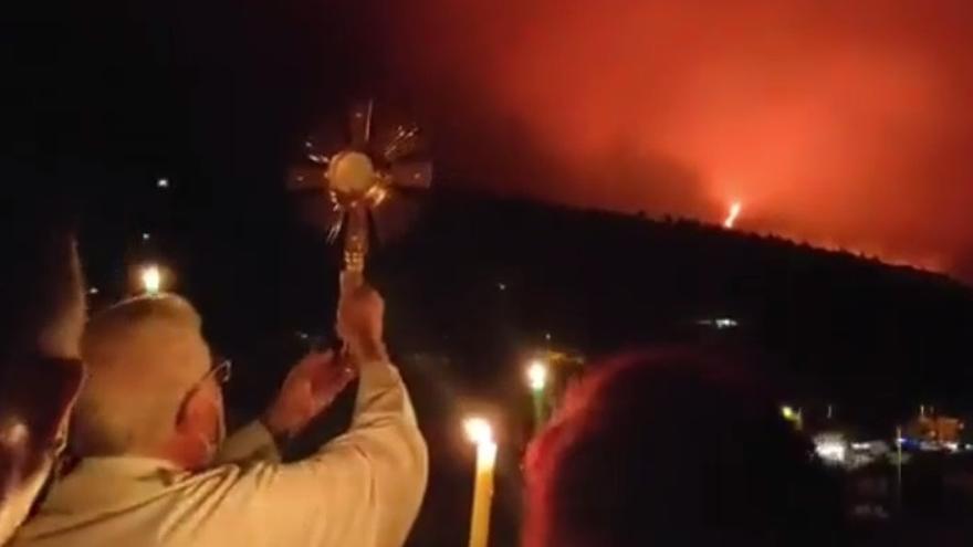 Plegarias para frenar el volcán de La Palma