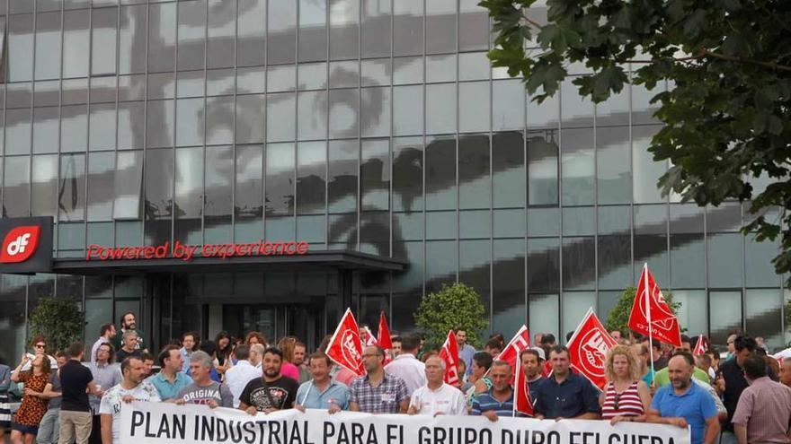 Sindicalistas y trabajadores de Tedesa protestando ayer frente a la sede de Duro Felguera en el Parque Tecnológico de Gijón.