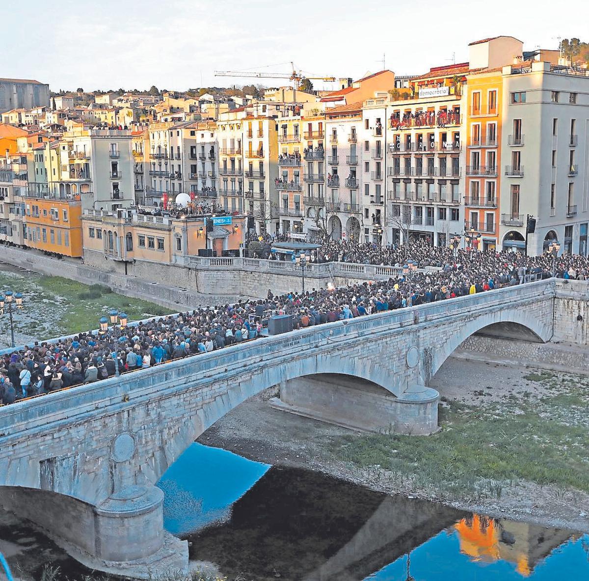 Oques Grasses va aplegar 8.000 persones al pont de pedra de Girona el 2019.