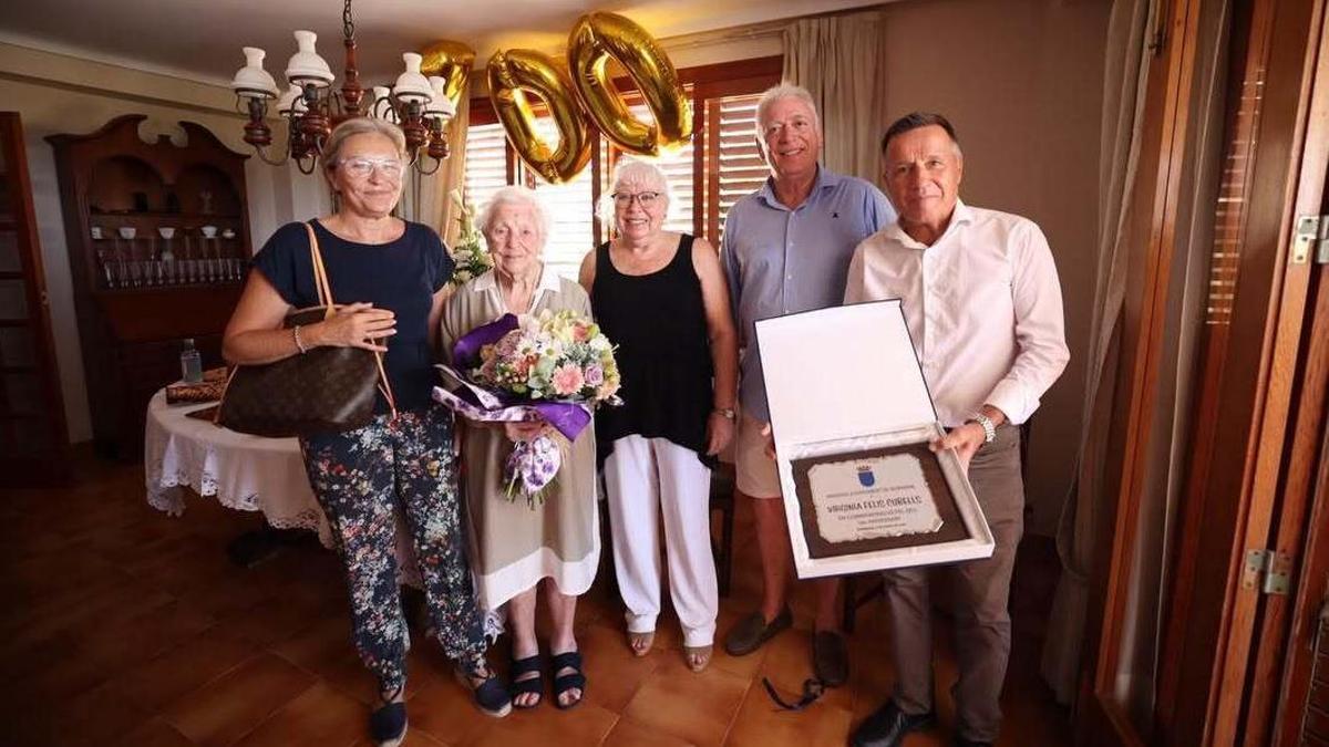 La nueva vecina centenaria, Virginia Felis Cubells, junto con sus familiares, el alcalde de Burriana, Jorge Monferrer y la concejala de familia, Isabel Monfort