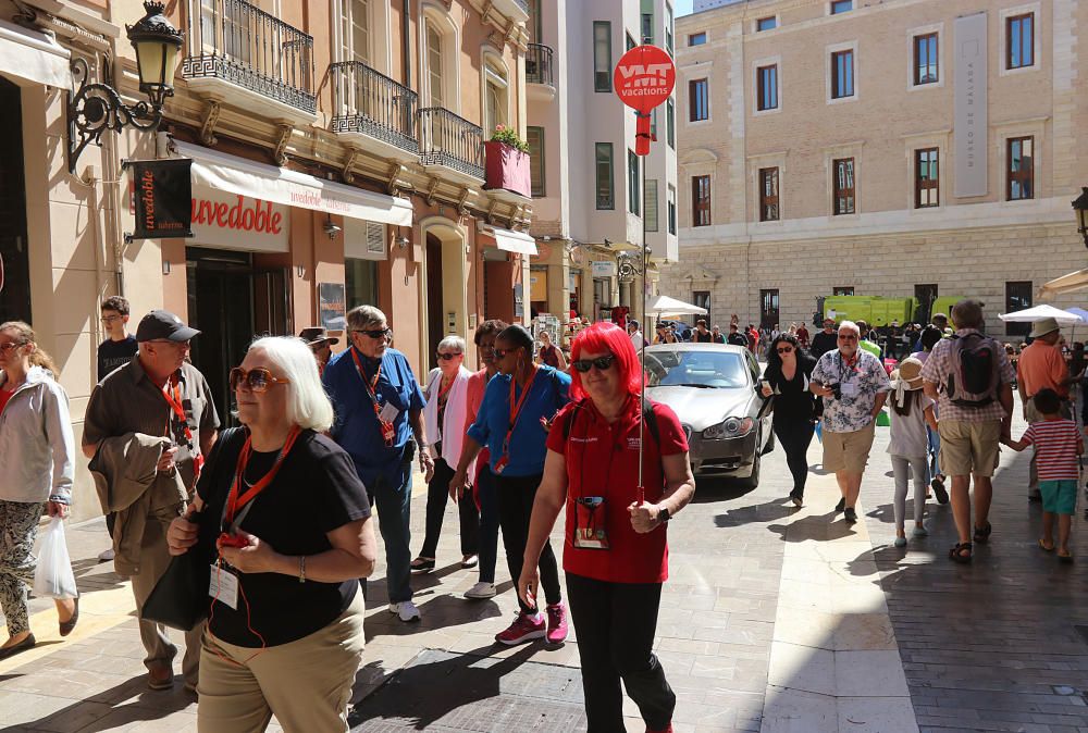 Los turistas, llegados en tres cruceros, visitan la ciudad en plena Semana Santa