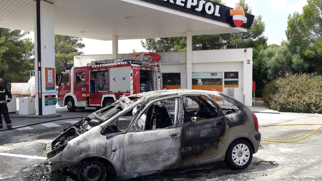 Pánico al incendiarse un coche en una gasolinera de Llucmajor