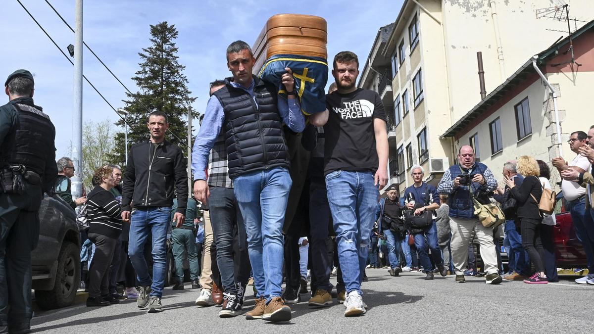 Funeral pels quatre miners morts a l'explosió de la mina asturiana de Cerredo.