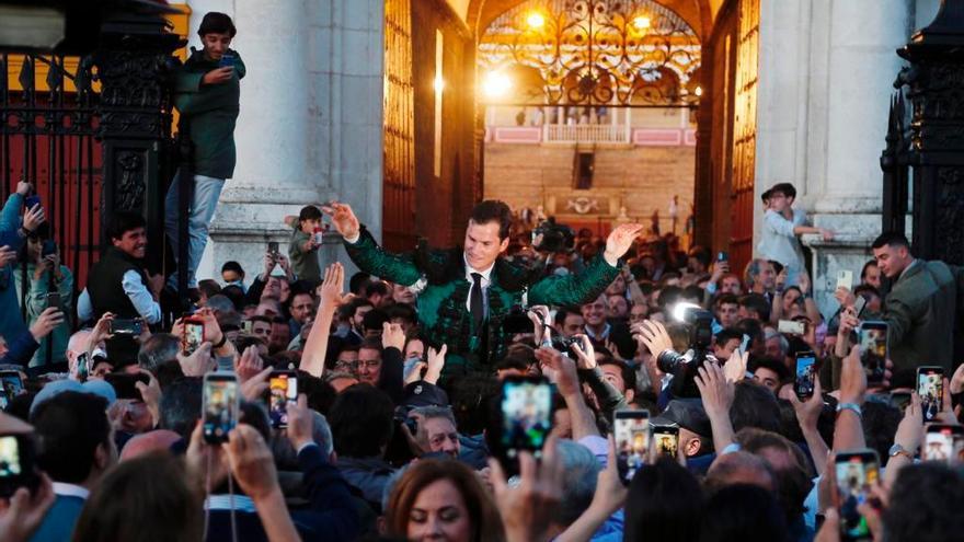 Daniel Luque saliendo por la Puerta del Príncipe. / Arjona - Pagés