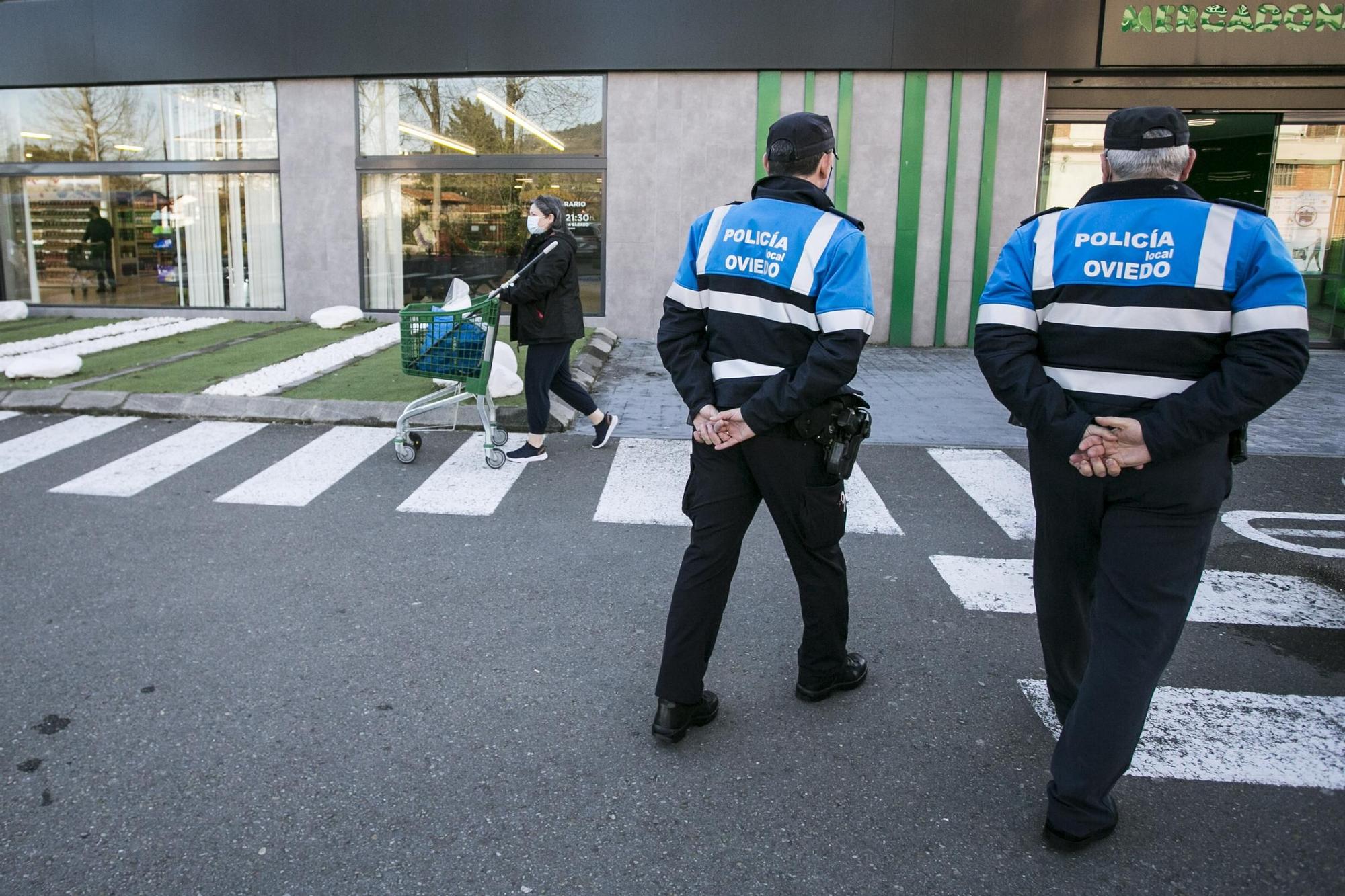 Controles policiales en los supermercados de Oviedo