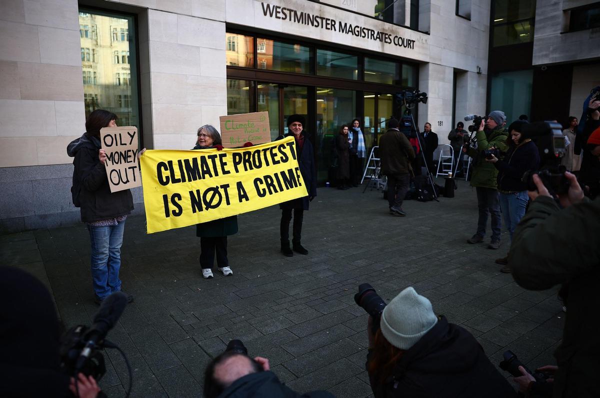 Greta Thunberg llega a su juicio en Londres