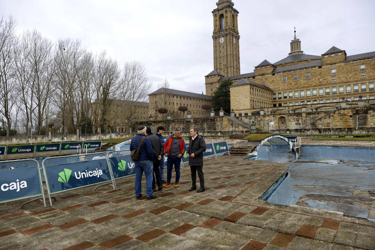 La visita de los técnicos a la piscina de la Laboral, en imágenes