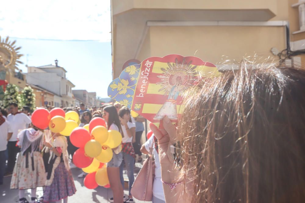 Benejúzar ha acogido el traslado de la patrona desde su santuario y un acto de homenaje a la Señera, en el día de la Comunidad Valenciana