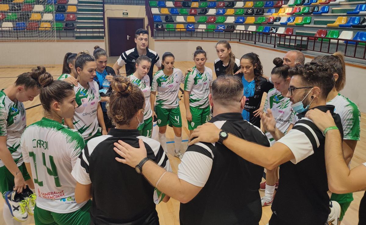 Imagen de grupo de jugadoras y técnicos del Joventut