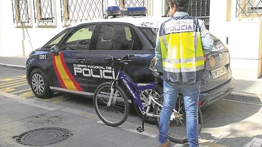 Un ‘tironero’ asalta a 27 mujeres en València