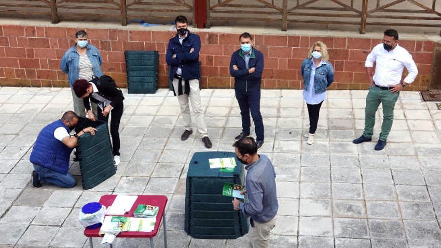 El alcalde, el concejal de Servicios Públicos y la edil de Anaga, Inmaculada Fuentes, entregan compostadoras.