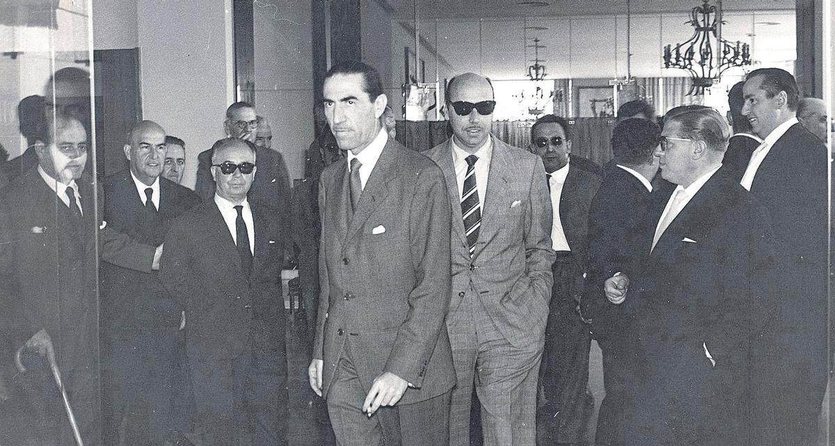 Antonio Cruz Conde con los donantes de los terrenos, en abril de 1960.