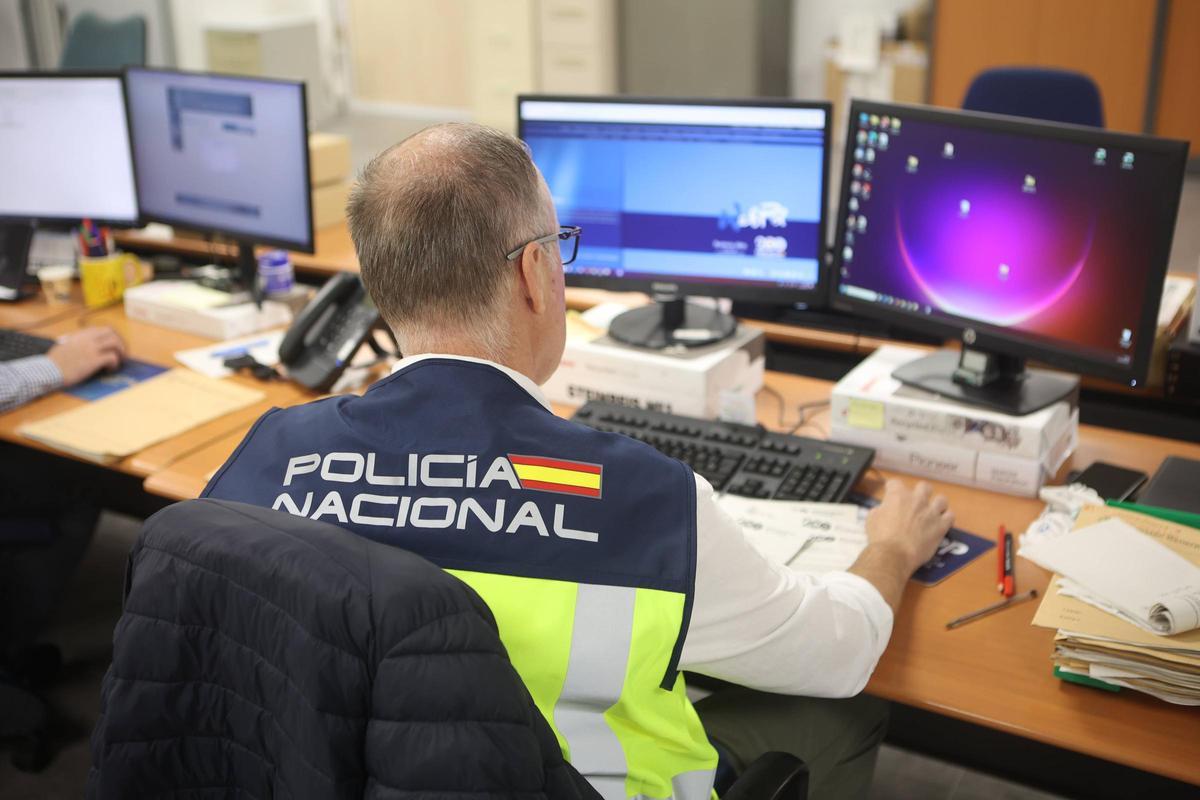 Un agente de la Policía Nacional durante una investigación en la comisaría de Lonzas.