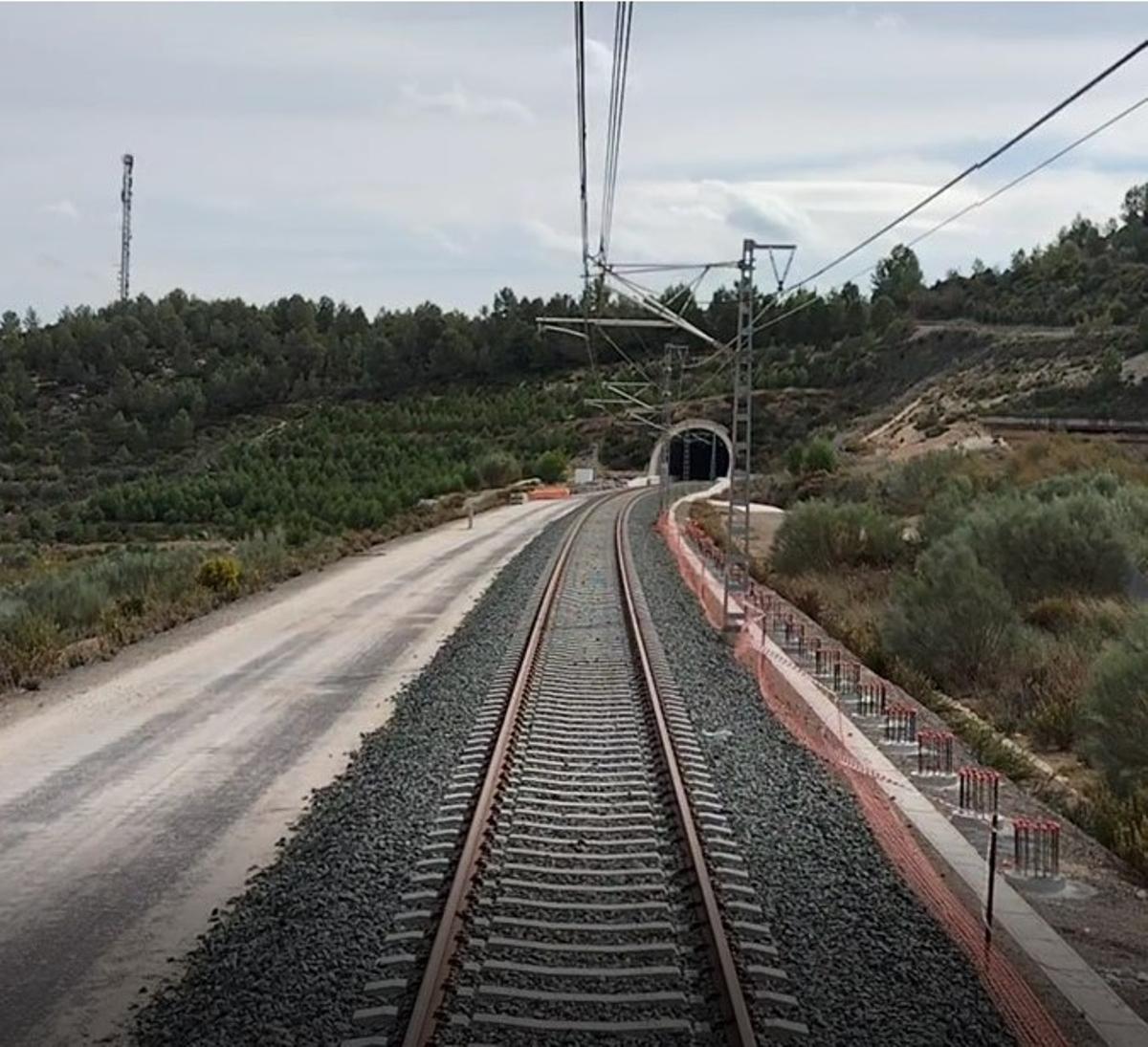 Imagen del tramo por el que se desviarán los trenes entre Xátiva y La Encina