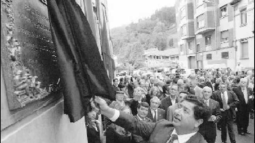 Manuel Loring descubre una placa conmemorativa del 50.º aniversario de la Escuela de Capataces (2006).