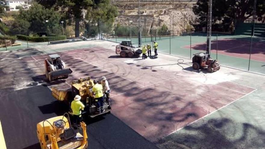 El Ayuntamiento inicia  la reforma de la pista de tenis del polideportivo
