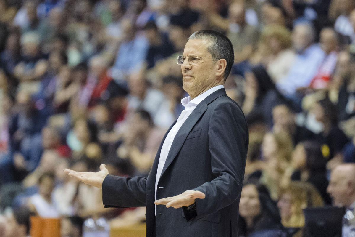 GIRONA , 19/04/2026.- El entrenador del Valencia Basket, Pedro Martínez, durante el partido de Liga Endesa de baloncesto ante el Basquet Girona que se disputa este domingo en el pabellón de Fontajau, en Girona. EFE/David Borrat