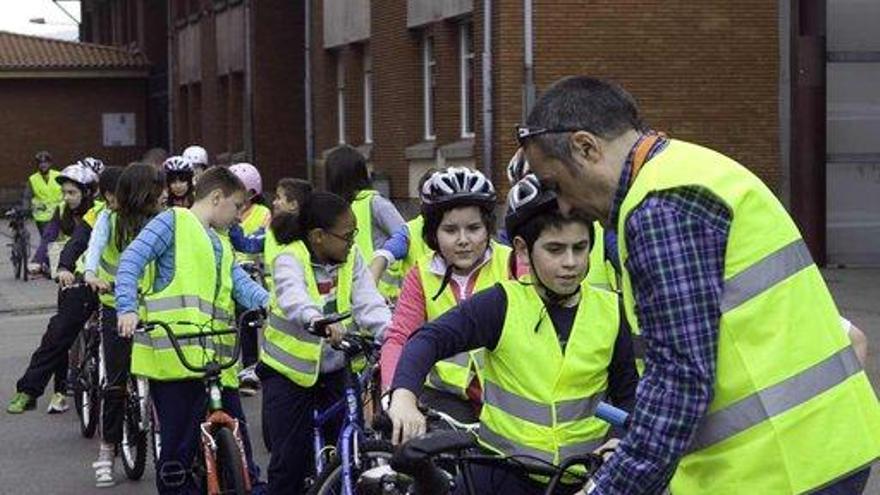 Los alumnos del Miguel de Cervantes clausuran la &quot;bici escuela&quot; con un paseo