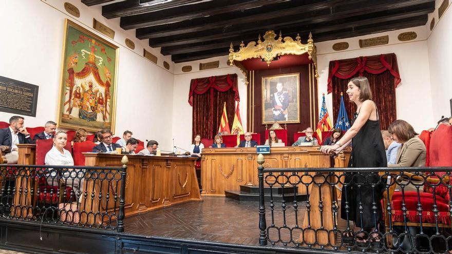 El PP recoge carrete con los orines de perros en Elche: retira la campaña con tirón de orejas de sus socios de Vox