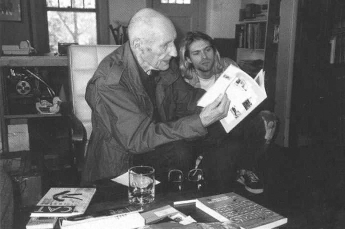 Burroughs recibe a Kurt Cobain, cantante de Nirvana, en su casa de Lawrence (Kansas) en 1993.