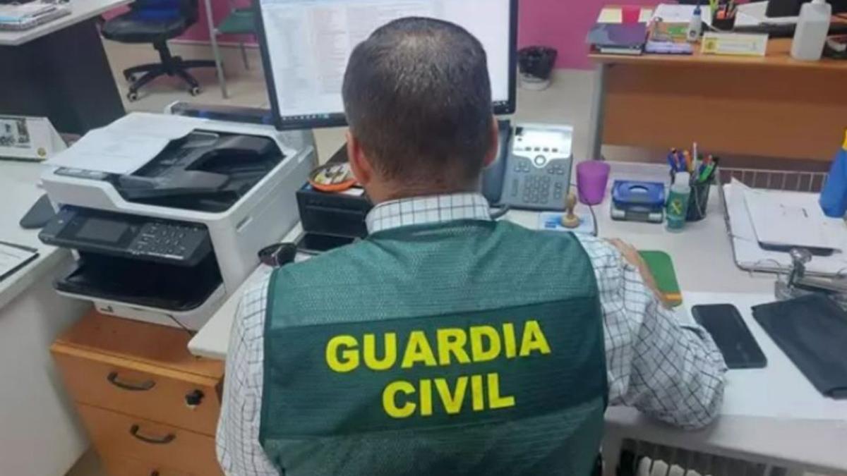 Un agente de la Guardia Civil, ante un ordenador.