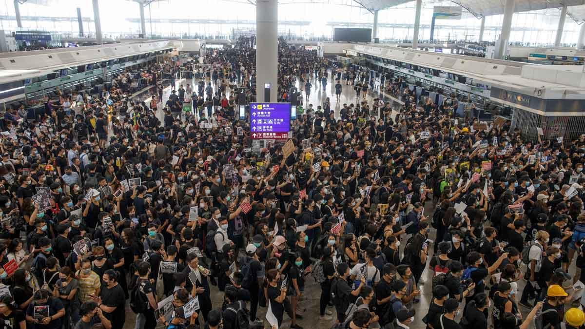 El aeropuerto de Hong Kong suspende los vuelos a causa de las protestas