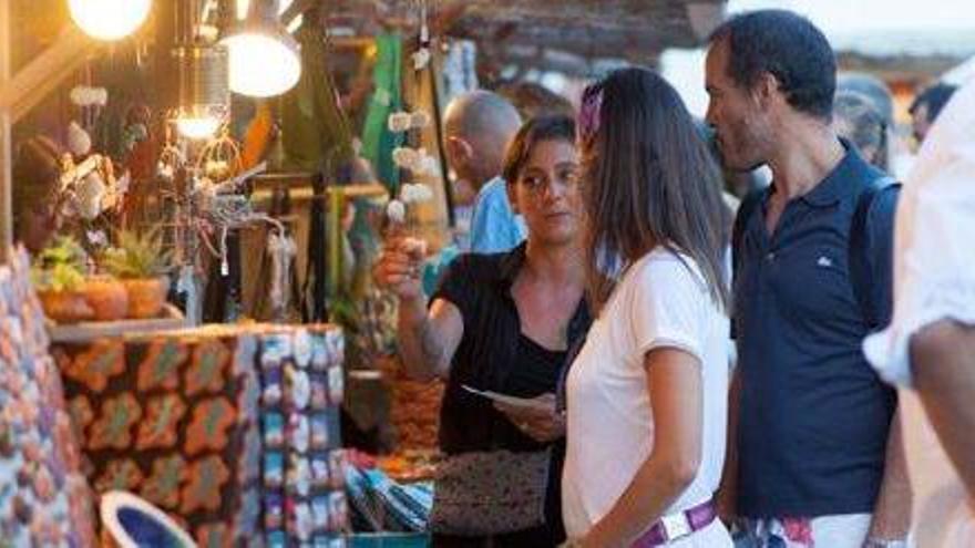 Turistas en un mercadillo de Formentera.