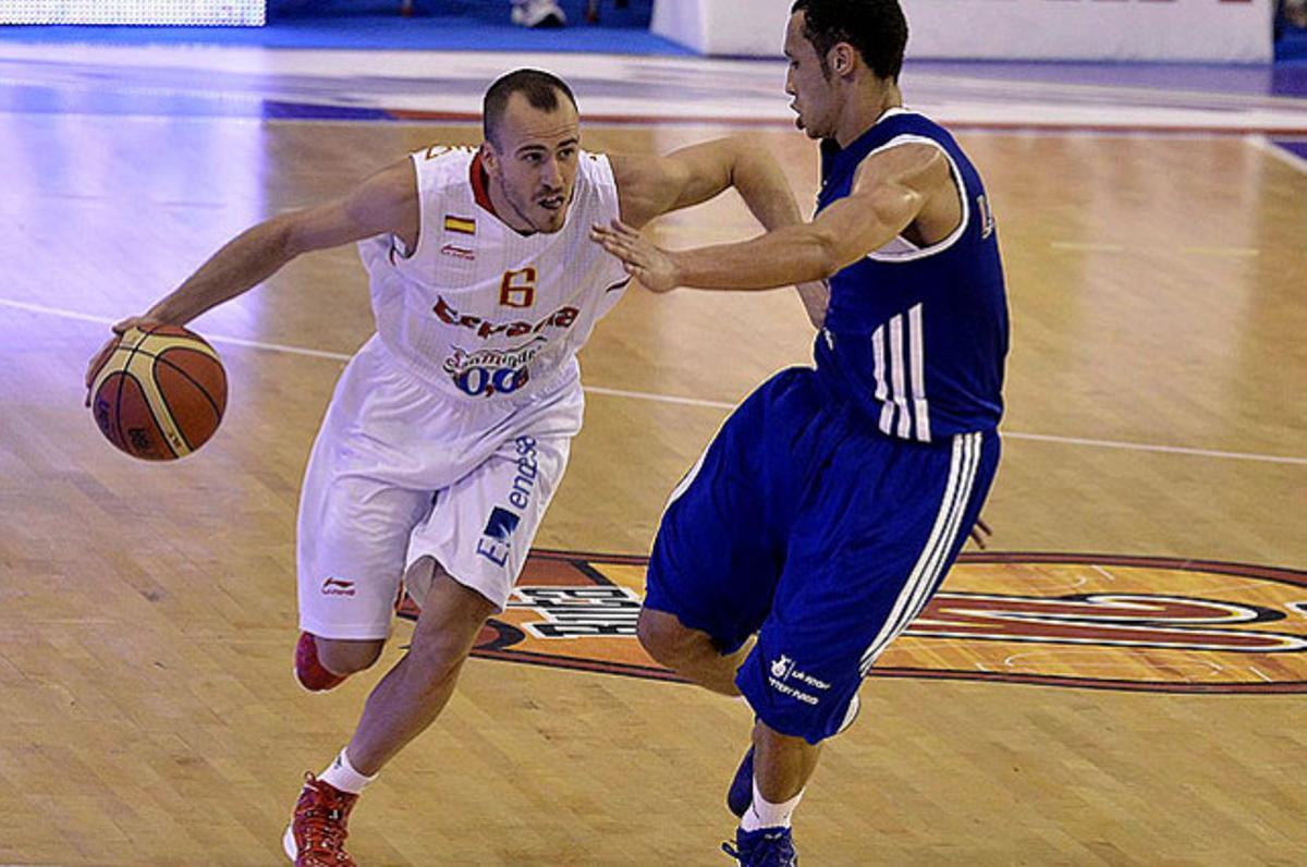 El base de la selecció espanyola de bàsquet Sergio Rodríguez (esquerra) durant el primer partit preparatori per als Jocs, disputat a Valladolid.