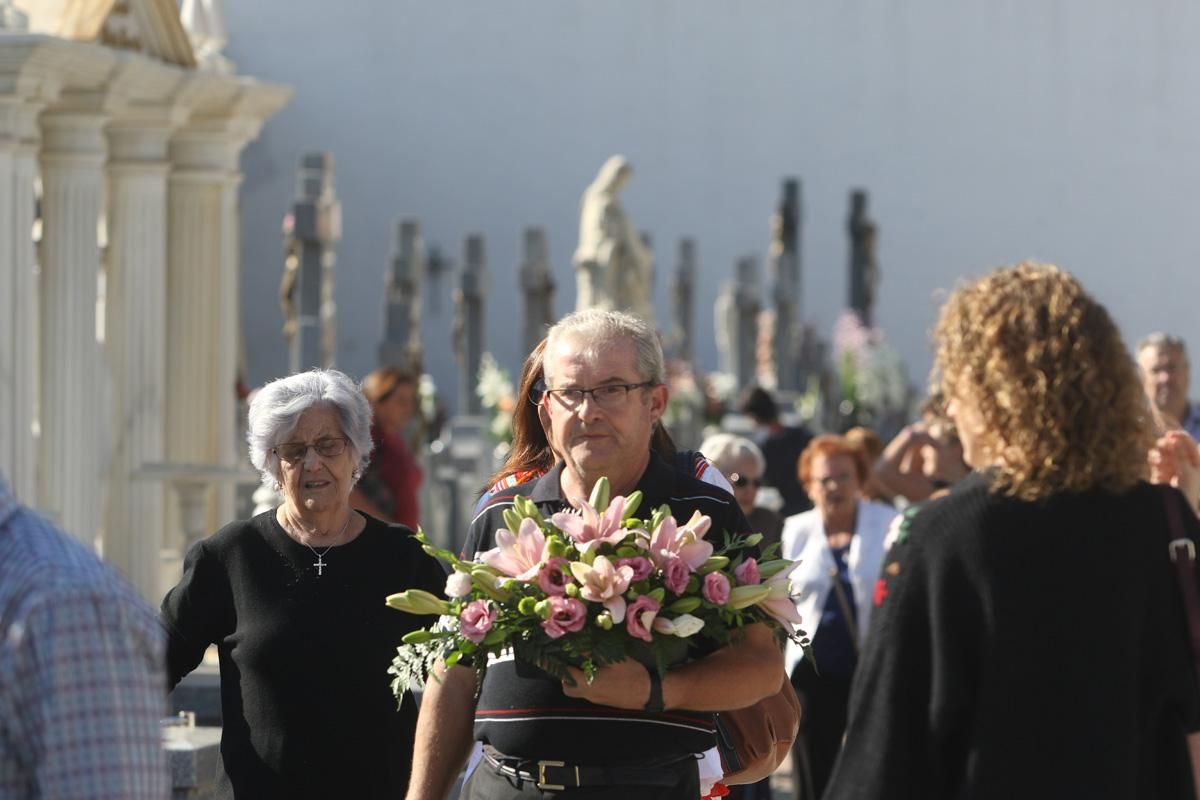 Cientos de cordobeses visitan los cementerios