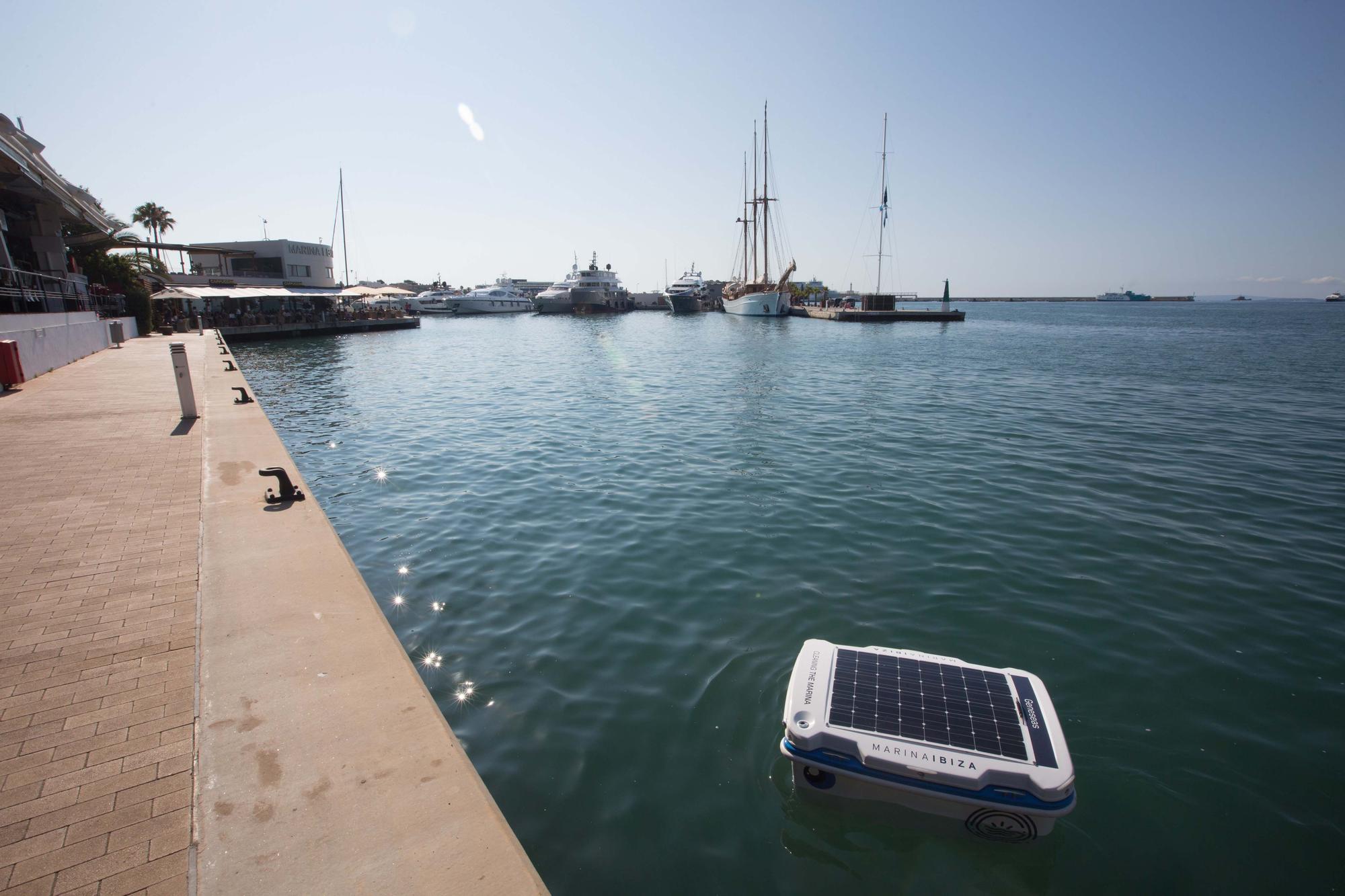 El ‘Geneseas’, un robot pionero en España limpia las aguas de la Marina Ibiza