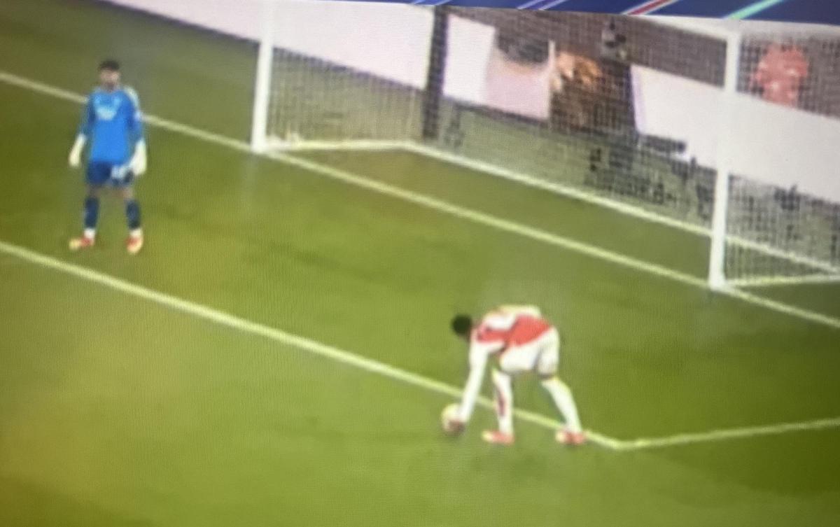 Gabriel Magalhaes, del Arsenal, detuvo con las manos el saque de David Raya y el árbitro no pitó penalti a favor del Bayern de Munich.