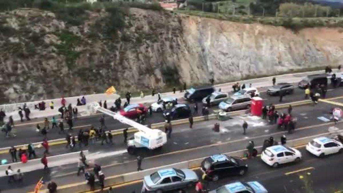 Corte de Tsunami Democràtic en la frontera de La Jonquera.