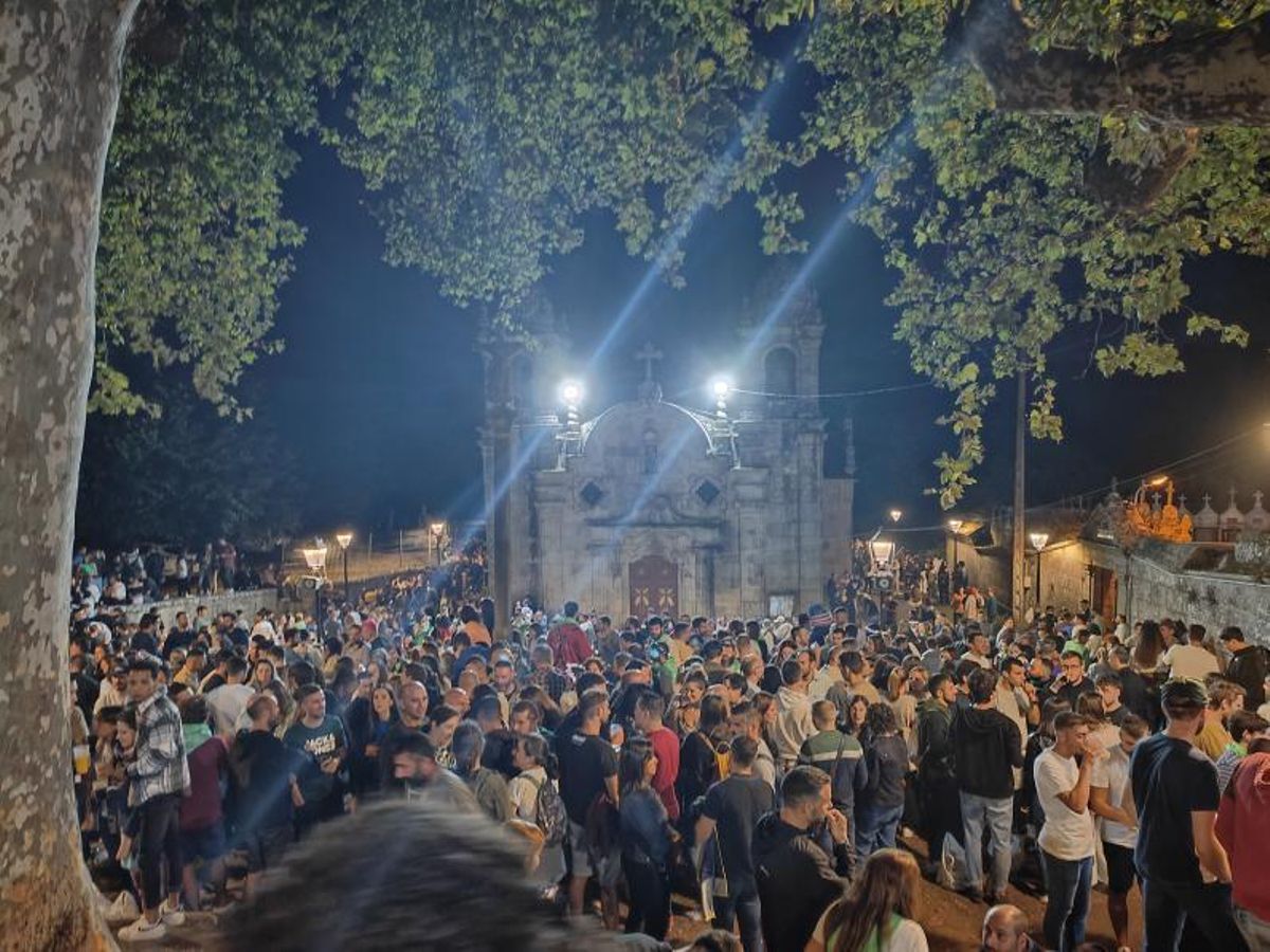 Una multitud de jóvenes en el entorno de la iglesia. |   // FDV