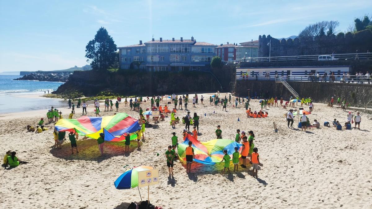 Juegos y convivencia en Llanes: más de 300 escolares celebran las VI "Olimplayas"
