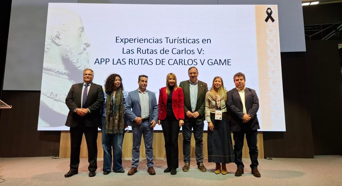 El alcalde, tercero por la derecha, durante la presentación de la App en Fitur.