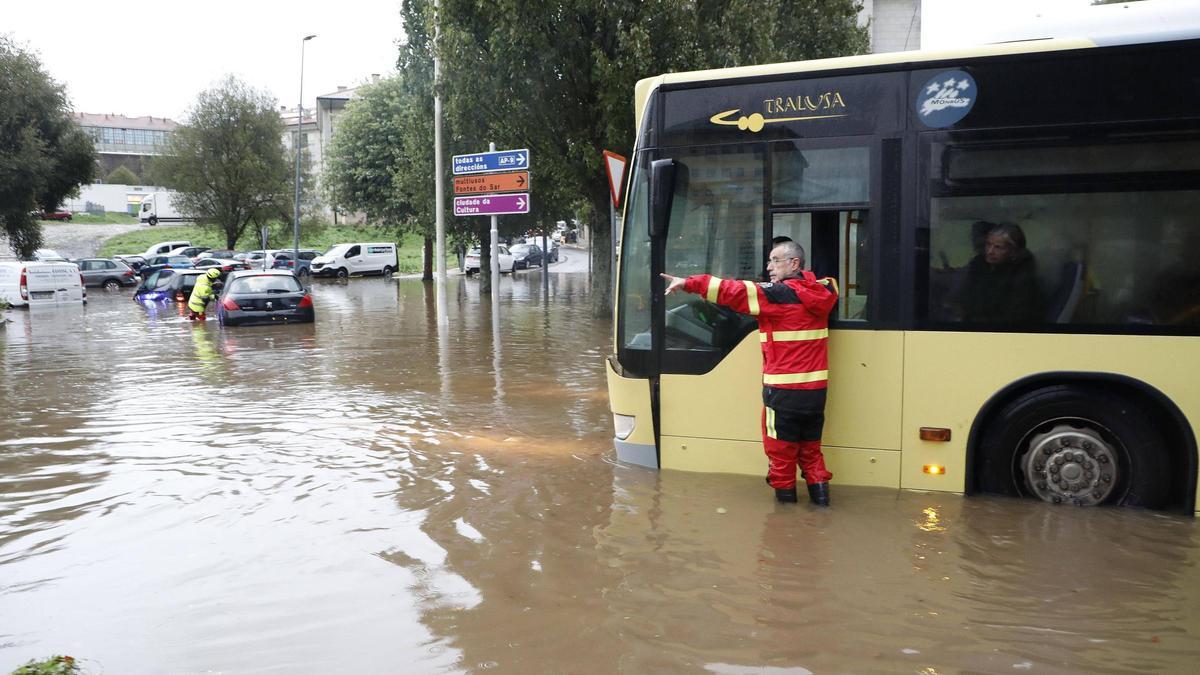 Un bus urbano atrapado en la rotonda de Fontes do Sar en Fontiñas durante la tarde de ayer