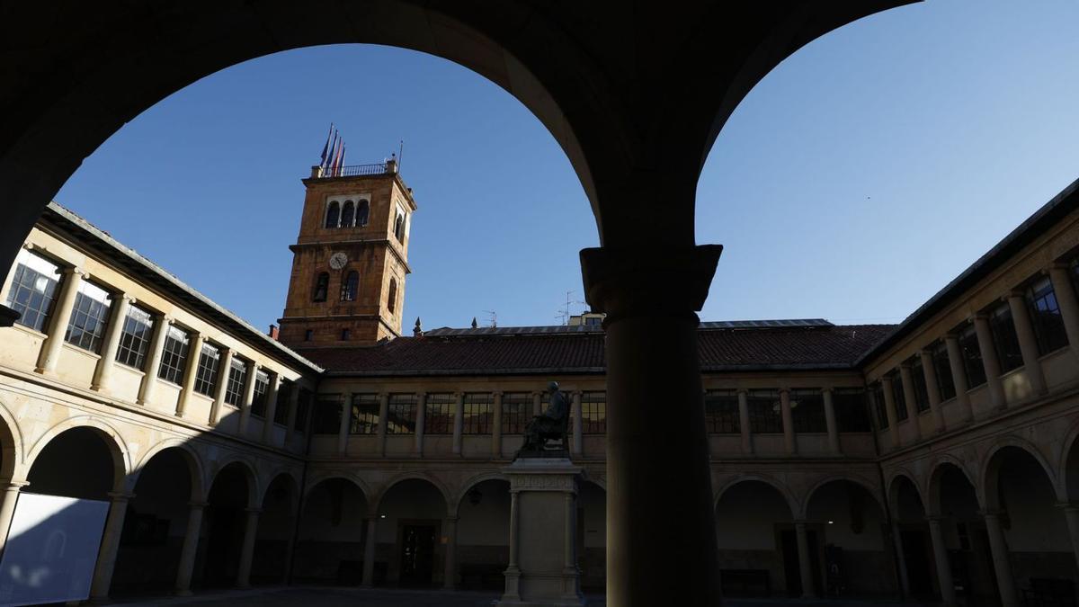 El patio y la torre del edificio histórico de la Universidad de Oviedo, donde cursan estudios superiores la mayoría de los llaniscos