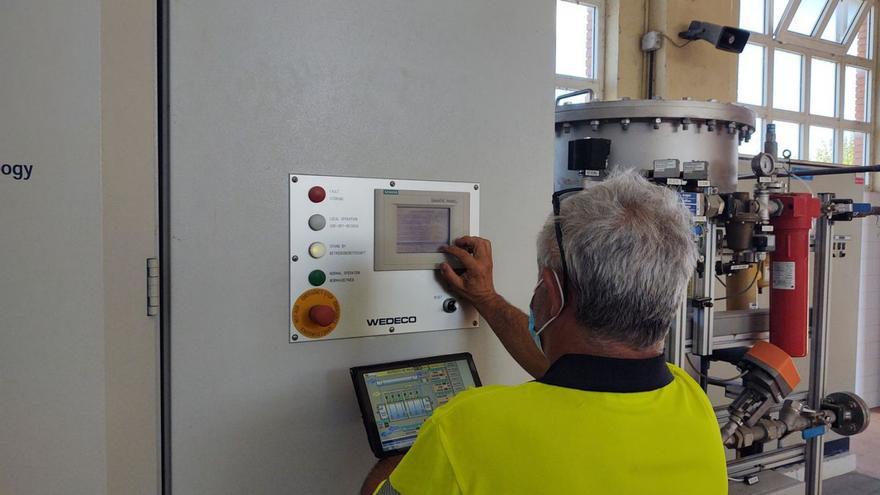 Un trabajador, en una empresa de Zamora. |