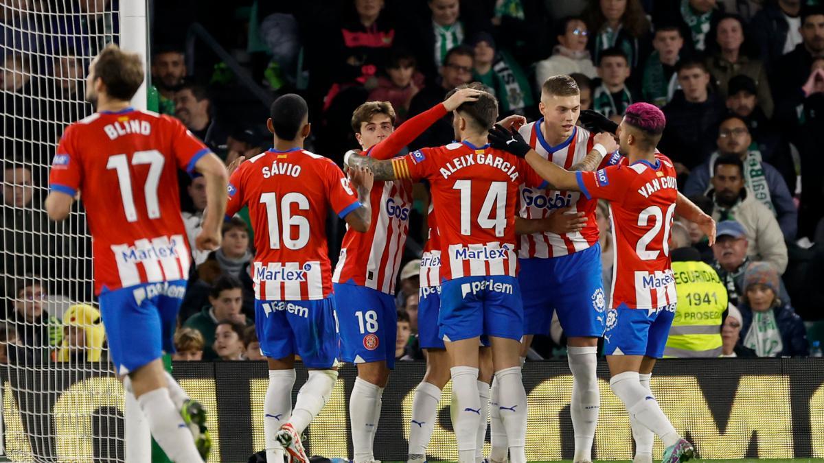 Artem Dovbyk celebra su gol al Betis en el Benito Villamarín