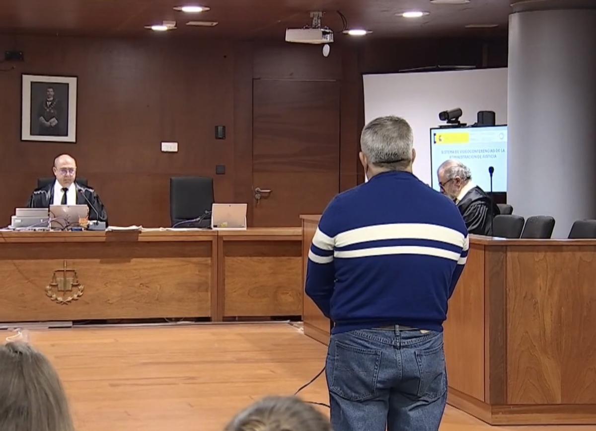 El ex alguacil de Hinojal, este jueves, en los juzgados de Cáceres.