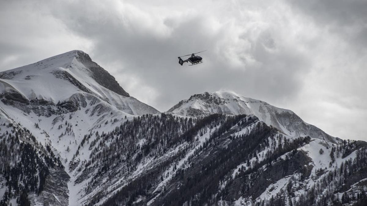 Un helicóptero sobrevuela la zona del siniestro.