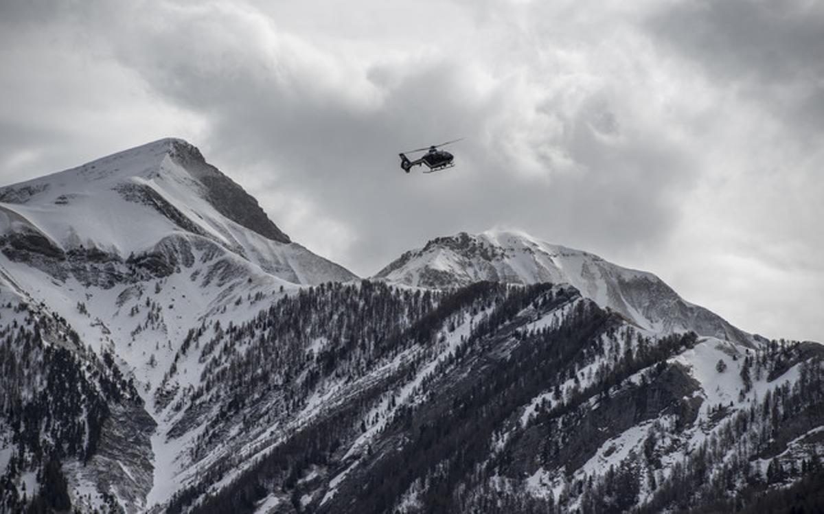 Un helicòpter sobrevola la zona del sinistre.