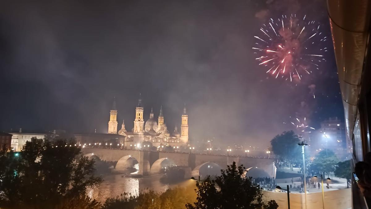 Panorámica de los fuegos artificiales desde la ribera del Ebro