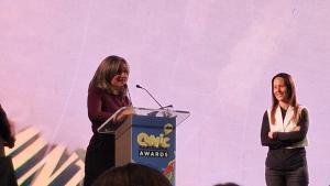Teresa Valero, en el atril tras recibir el premio, junto a la directora del Cómic Barcelona, Merixell Puig.