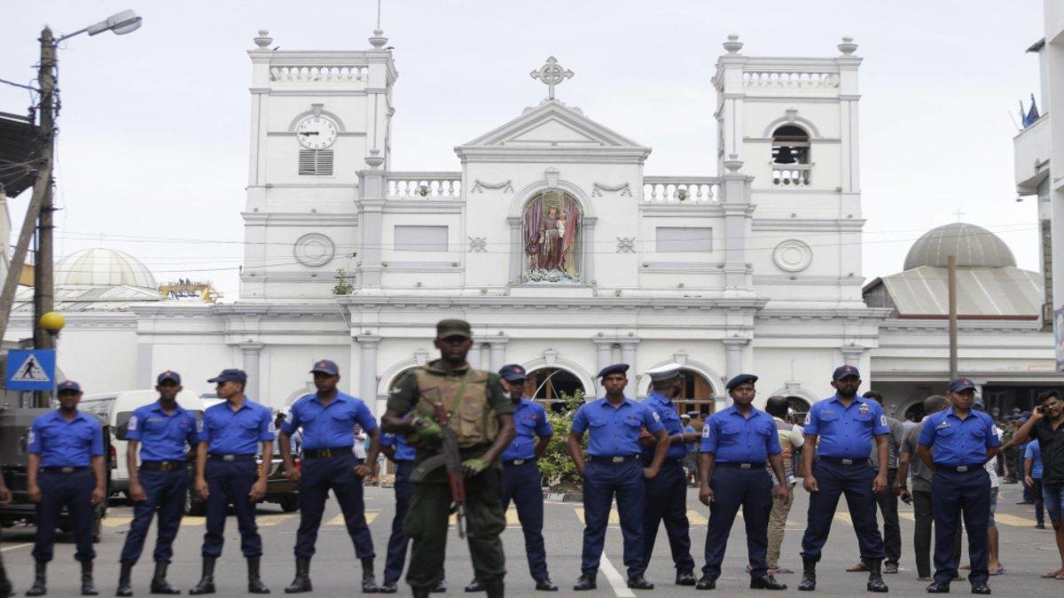 Soldados de Sri-Lanka delante de una iglesia