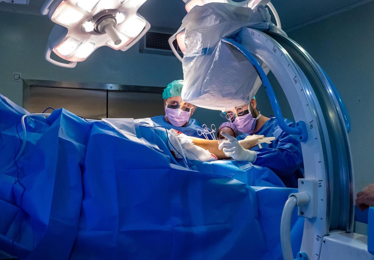 Imagen de una intervención quirúrgica en el Hospital de la Vila-joiosa.
