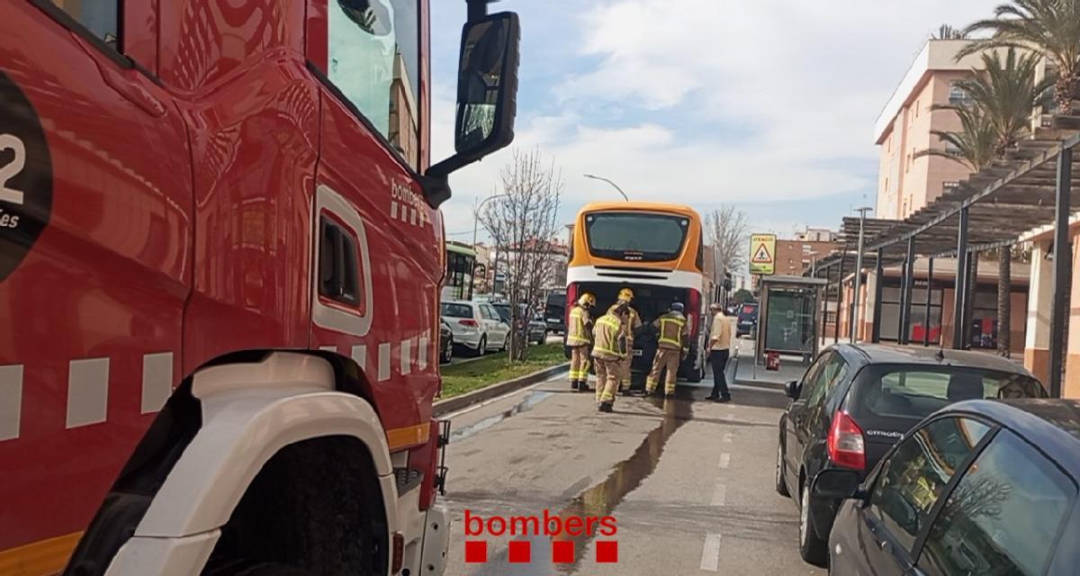 Els Bombers acabant de baixar la temperatura del motor del bus que s'ha encès a Esparreguera