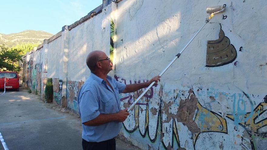 El alcalde del PP de Sóller borra una pintada sobre la masificación turística